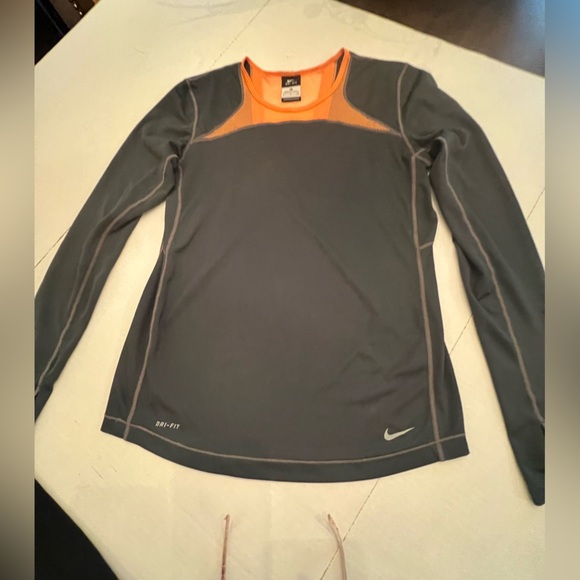 NIKE LADIES DRI FIT LONG SLEEVE POLYESTER SPORTS TOP. SIZE SMALL - Picture 1 of 8